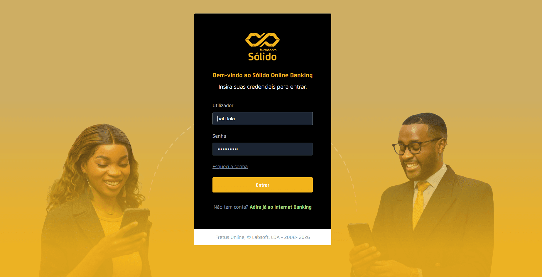 Cliente a utilizar o E-Banking do MicroBanco Sólido